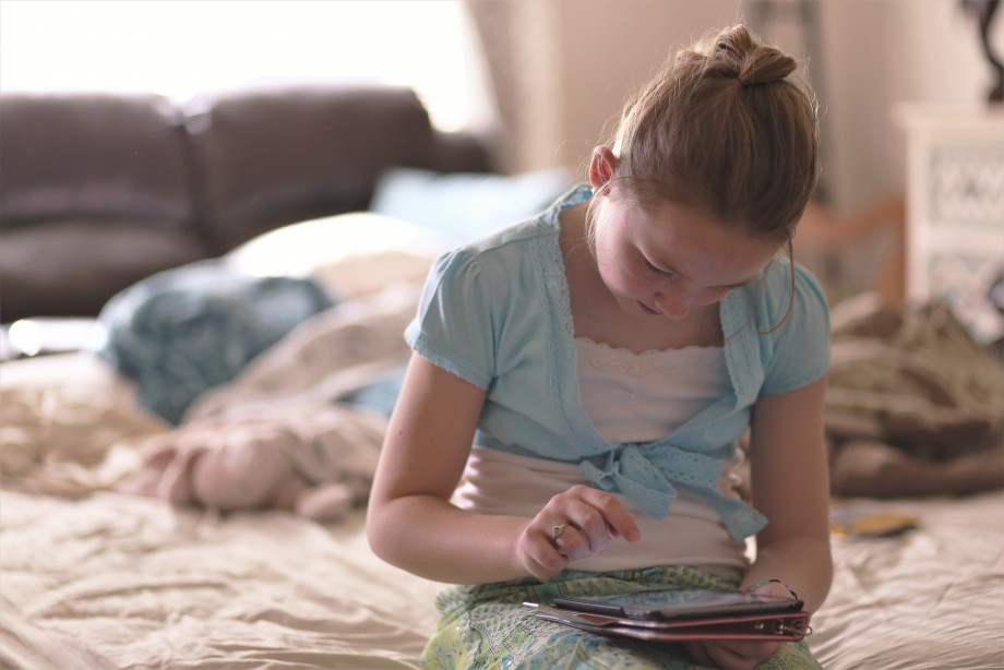 Child_with_tablet_browsing.jpg